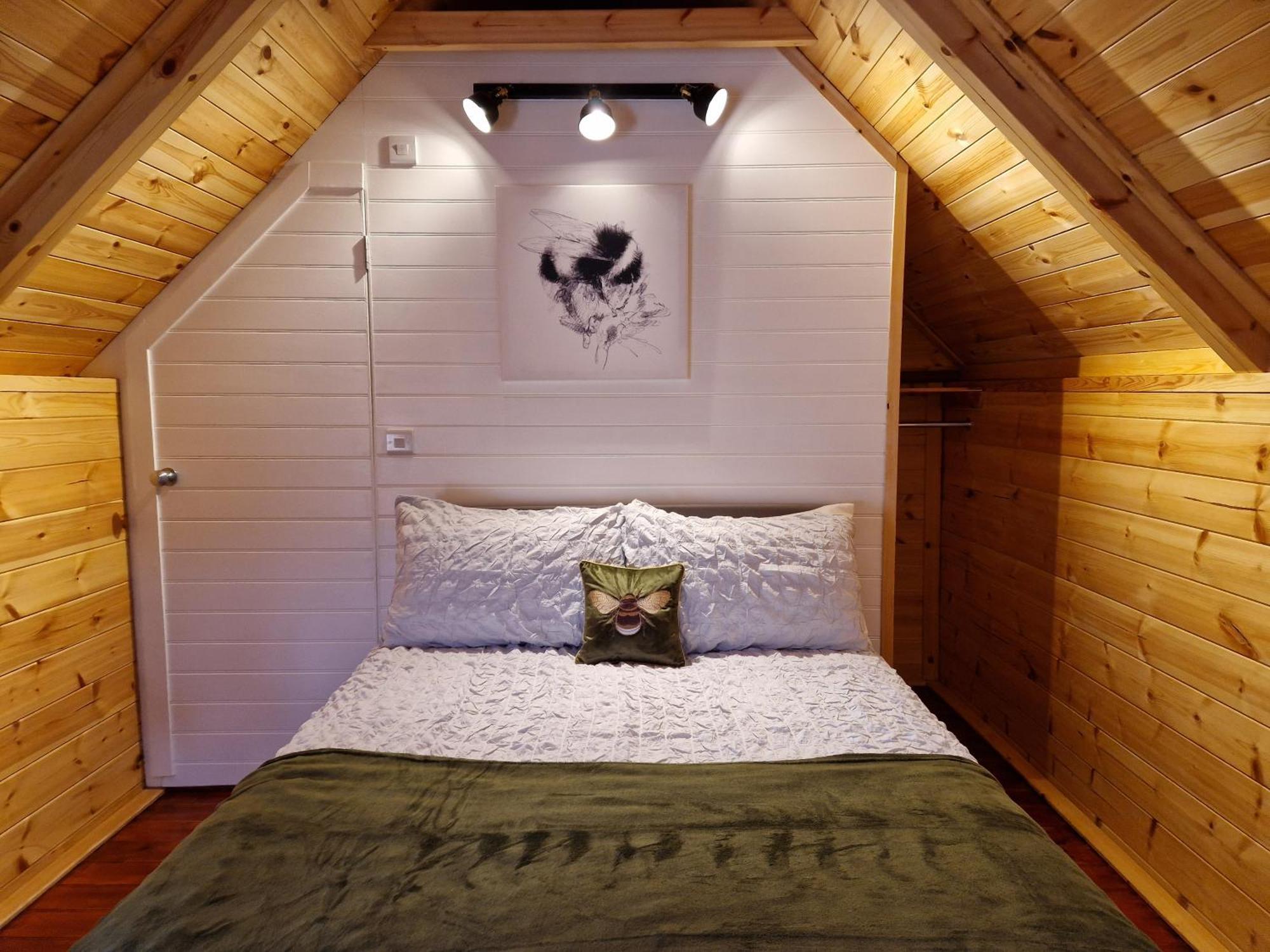 The Hive - Unique Log Cabin With Wood Burning Stove Ludchurch Exteriör bild